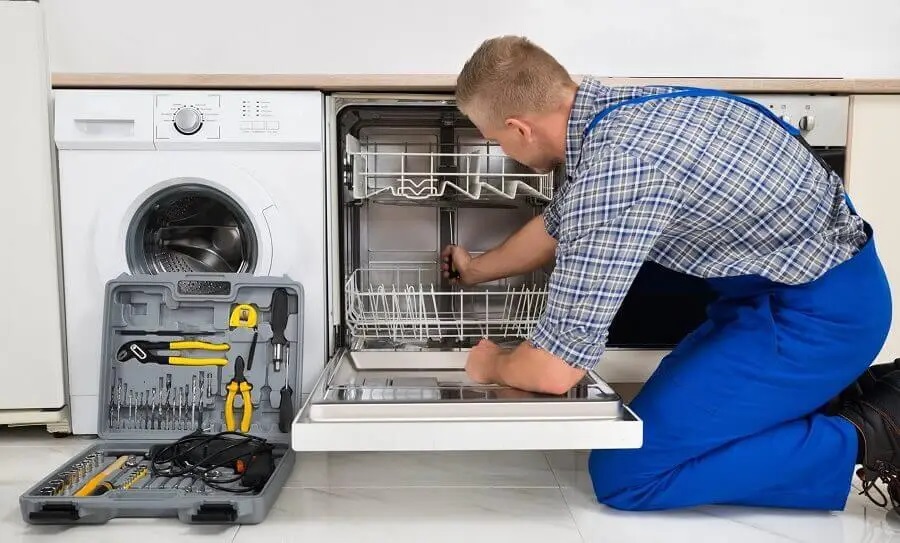 Başiskele Beko servisi teknisyen ekibi beyaz eşya tamiri yaparken